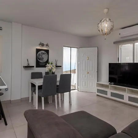 Beautiful 3 Bedroom By Tenerife Ltd فيلة *