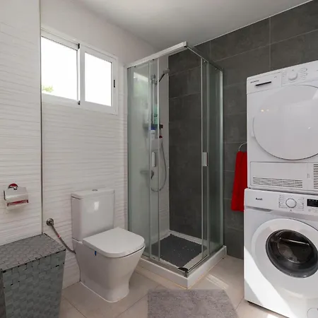 Beautiful 3 Bedroom By Tenerife Ltd فيلة *